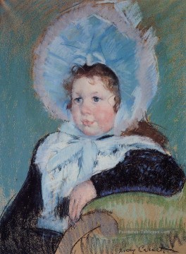 Enfants œuvres - Dorothy dans un très grand bonnet et un manteau foncé Mary Cassatt